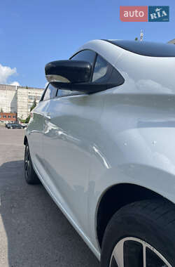 Хэтчбек Renault Zoe 2019 в 