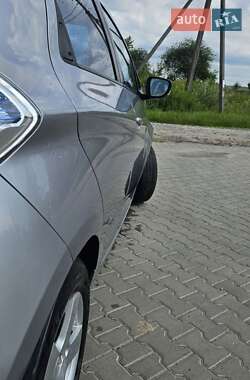 Хэтчбек Renault Zoe 2015 в 