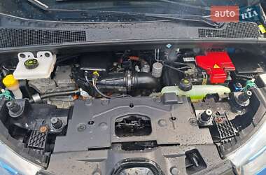 Хэтчбек Renault Zoe 2016 в 