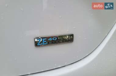 Хэтчбек Renault Zoe 2018 в 