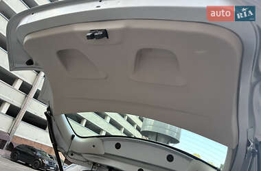 Хэтчбек Renault Zoe 2021 в 