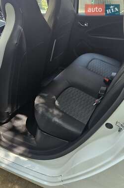Хэтчбек Renault Zoe 2021 в 