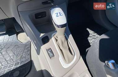 Хэтчбек Renault Zoe 2015 в 