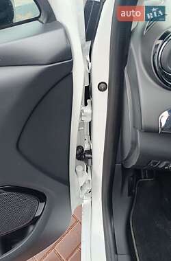 Хэтчбек Renault Zoe 2017 в 