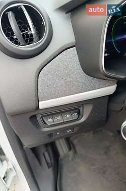 Хэтчбек Renault Zoe 2021 в 