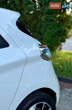 Хэтчбек Renault Zoe 2017 в 