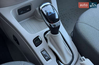 Хэтчбек Renault Zoe 2015 в 