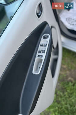 Хэтчбек Renault Zoe 2015 в 