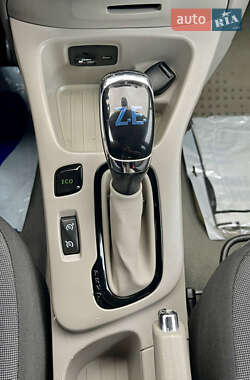 Хэтчбек Renault Zoe 2015 в 