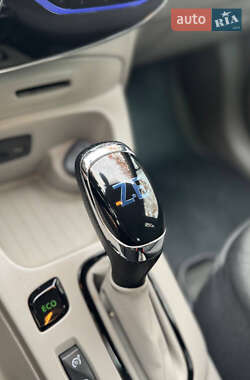 Хетчбек Renault Zoe 2015 в 