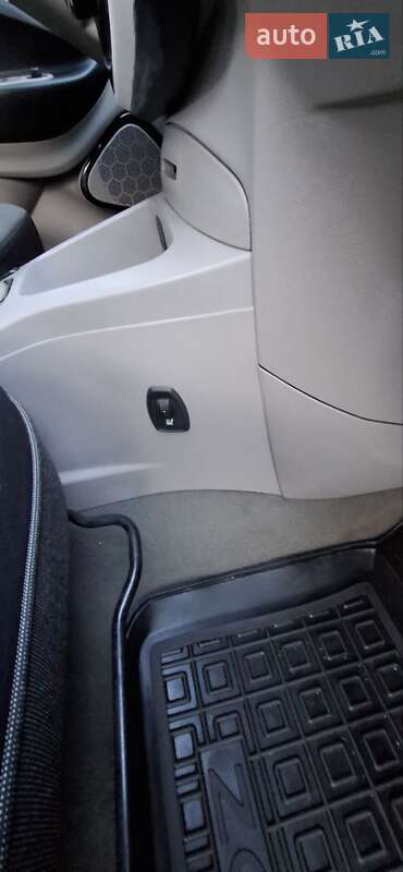 Хэтчбек Renault Zoe 2015 в Остроге