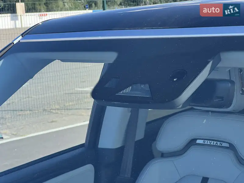 Универсал Rivian R1S 2023 в 