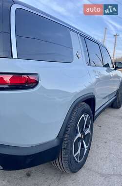Внедорожник / Кроссовер Rivian R1S 2023 в 