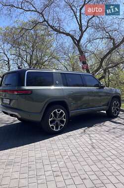 Внедорожник / Кроссовер Rivian R1S 2023 в 