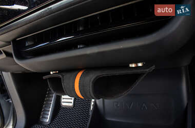 Пікап Rivian R1S 2022 в 