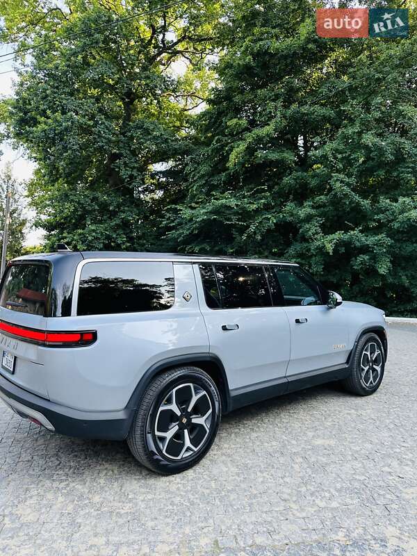 Позашляховик / Кросовер Rivian R1S 2024 в Чернівцях