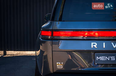 Позашляховик / Кросовер Rivian R1S 2023 в 