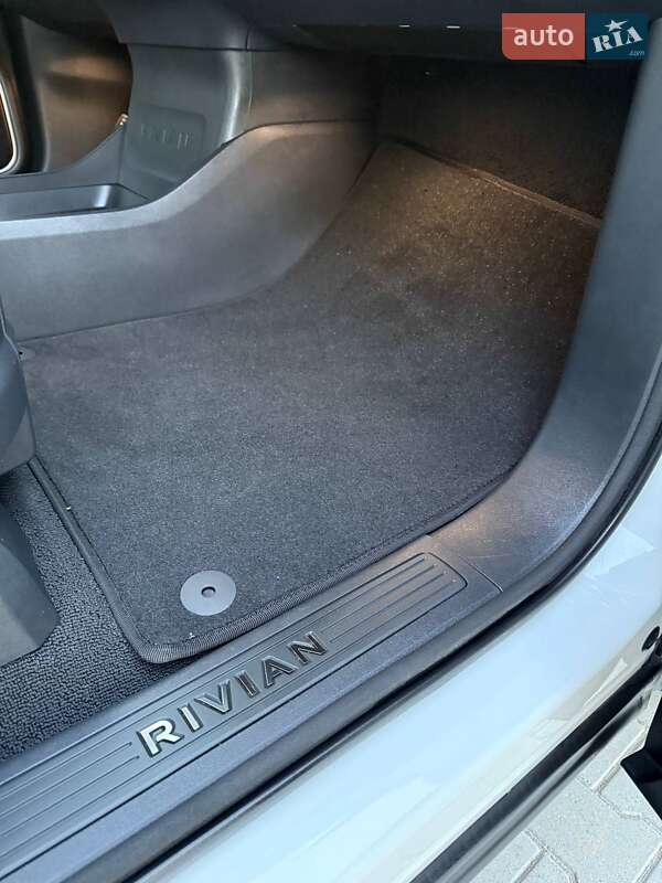 Позашляховик / Кросовер Rivian R1S 2023 в Дубні