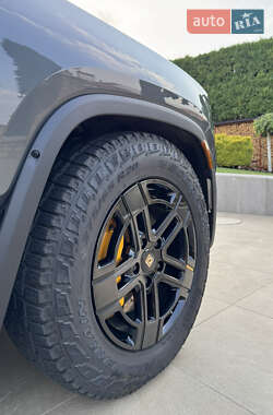 Позашляховик / Кросовер Rivian R1S 2023 в 
