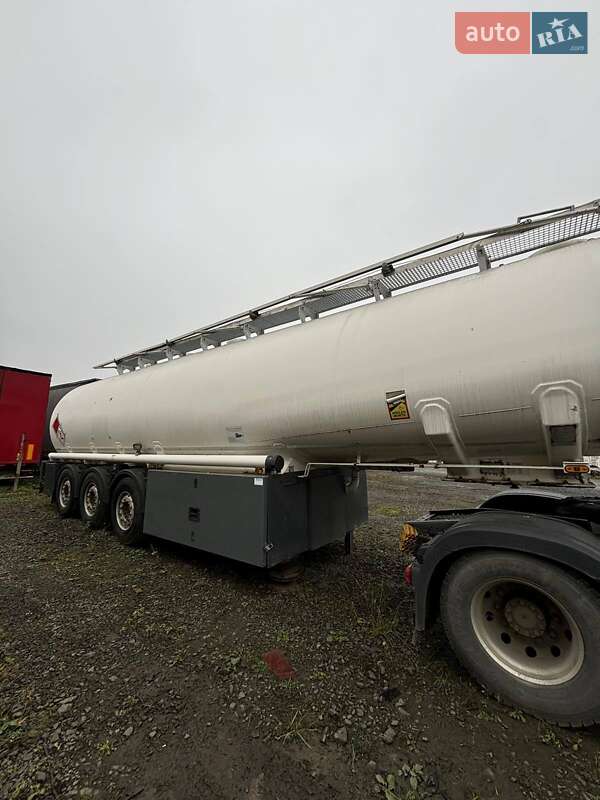 Цистерна Rohr Rohr 2008 в Луцьку