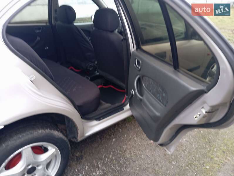 Хэтчбек Rover 200 1999 в Дубно