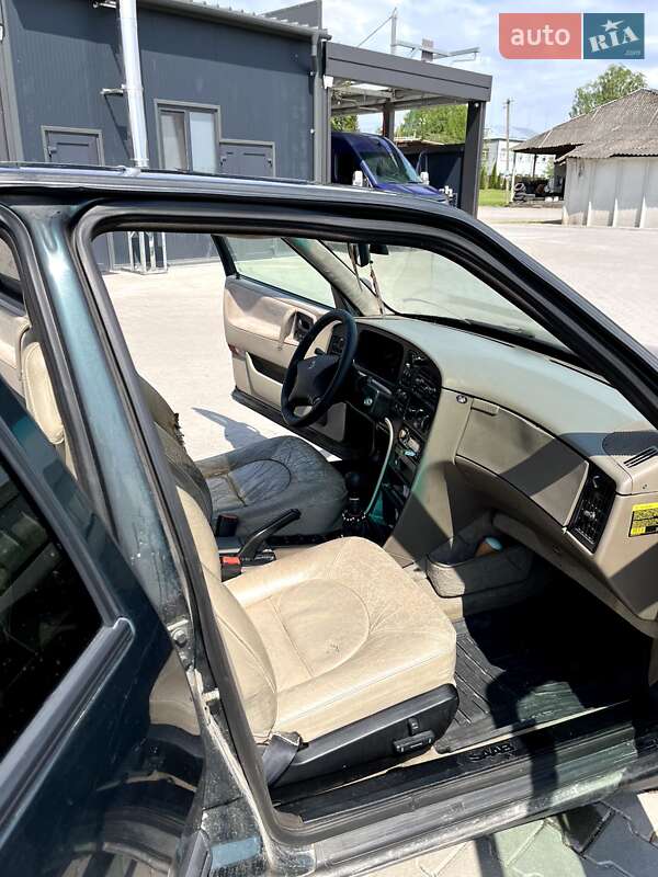 Лифтбек Saab 9000 1993 в Шумске
