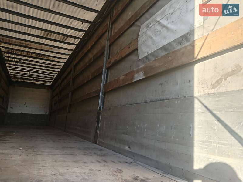 Бортовой полуприцеп Schmitz Cargobull SAF 2003 в Черновцах