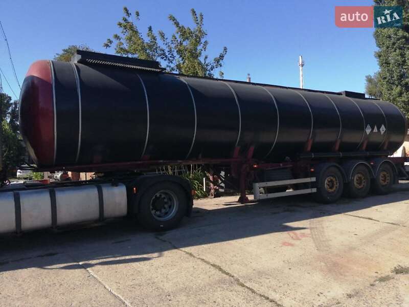 Цистерна Schwarzmuller SAF 1993 в Києві