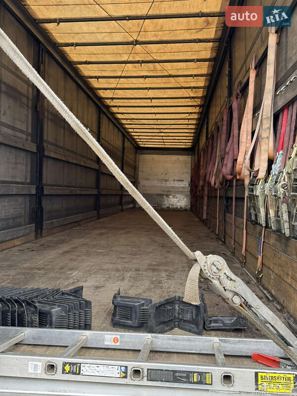 Тентований борт (штора) - напівпричіп Schwarzmuller SN24 2011 в Луцьку