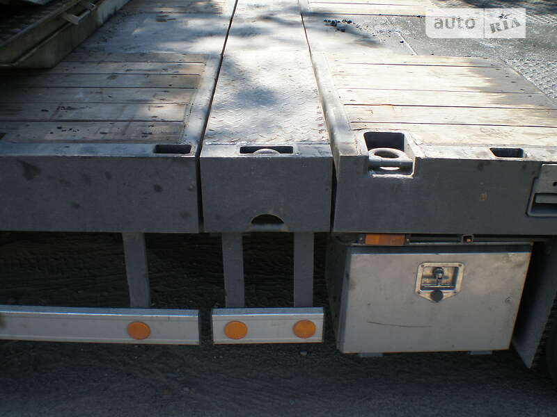 Низкорамна платформа SDC Trailers Ltd 2002 в Львові