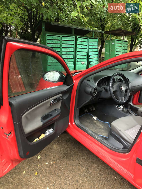 Седан SEAT Cordoba 2005 в Ужгороді