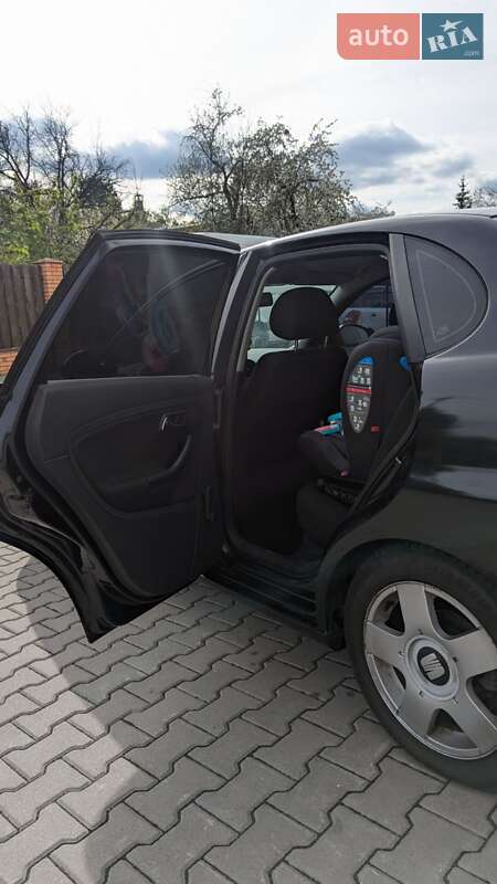 Седан SEAT Cordoba 2008 в Вишневом