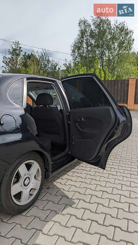 Седан SEAT Cordoba 2008 в Вишневом