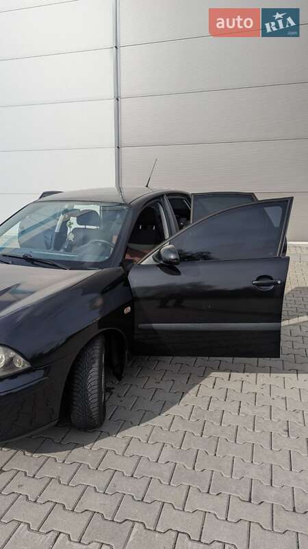 Седан SEAT Cordoba 2008 в Вишневом