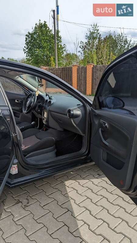 Седан SEAT Cordoba 2008 в Вишневом