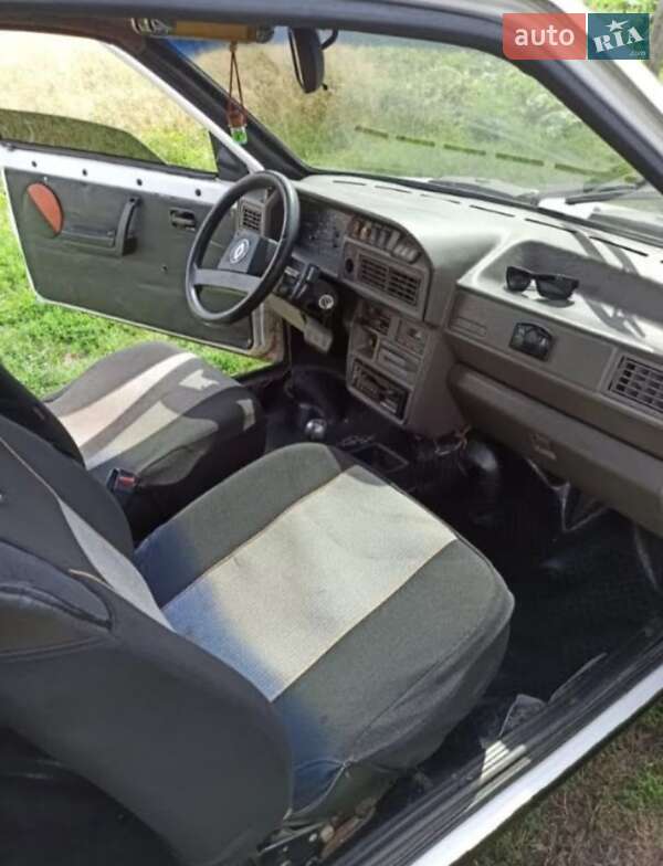 Хэтчбек SEAT Ibiza 1987 в Козельце