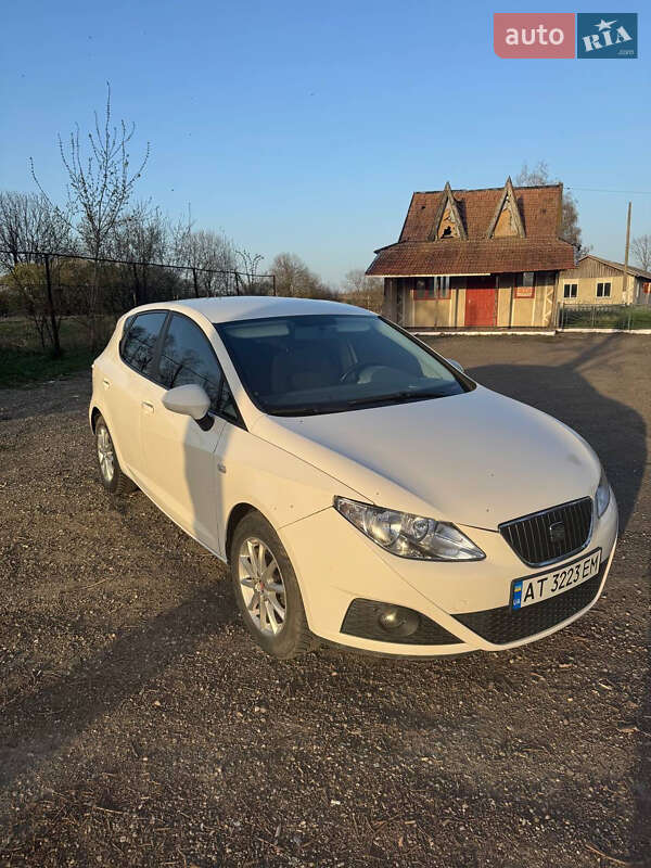 Хетчбек SEAT Ibiza 2011 в  фото Хетчбек SEAT Ibiza 2011 в