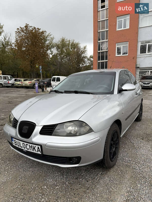 Хетчбек SEAT Ibiza 2003 в Дніпрі