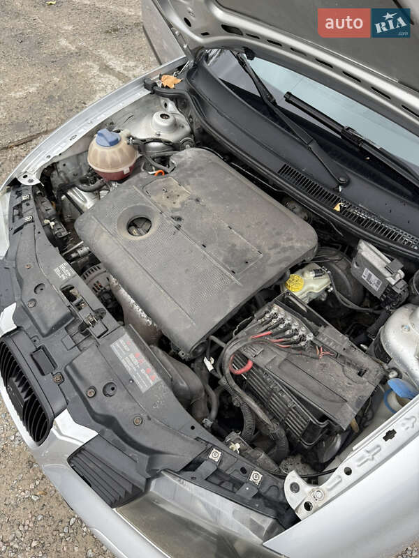 Хетчбек SEAT Ibiza 2003 в Дніпрі