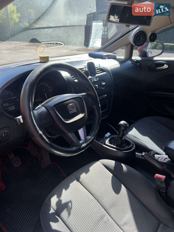 Хэтчбек SEAT Leon 2010 в Коростене