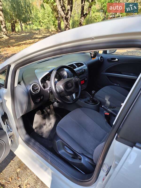 Хэтчбек SEAT Leon 2010 в Каменке