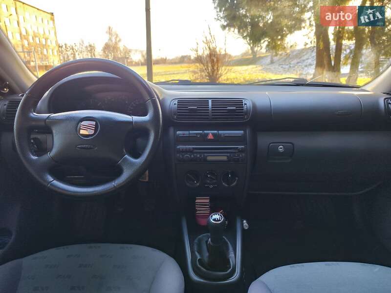 Хэтчбек SEAT Leon 2002 в Остроге