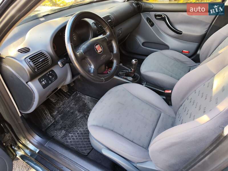 Хэтчбек SEAT Leon 2002 в Остроге