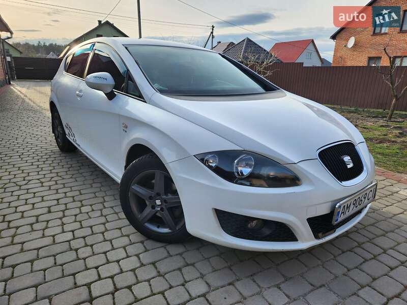 Хэтчбек SEAT Leon 2011 в 