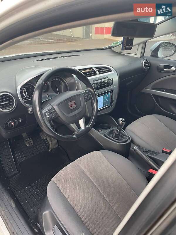 Хэтчбек SEAT Leon 2010 в Киеве