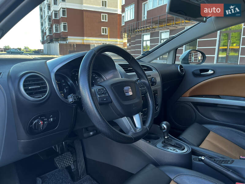 Хэтчбек SEAT Leon 2010 в Умани