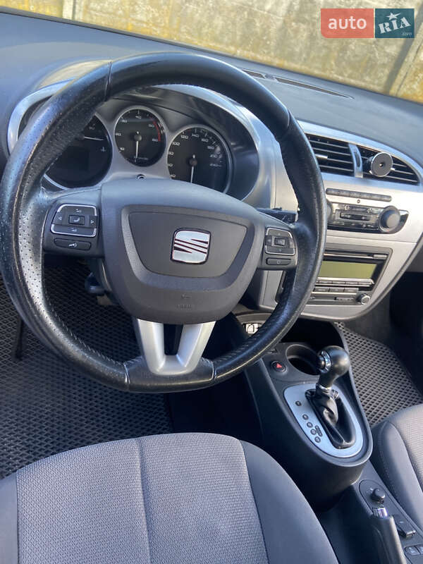 Хэтчбек SEAT Leon 2010 в Шептицькому