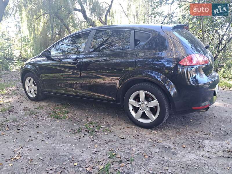 Хэтчбек SEAT Leon 2008 в Звягеле