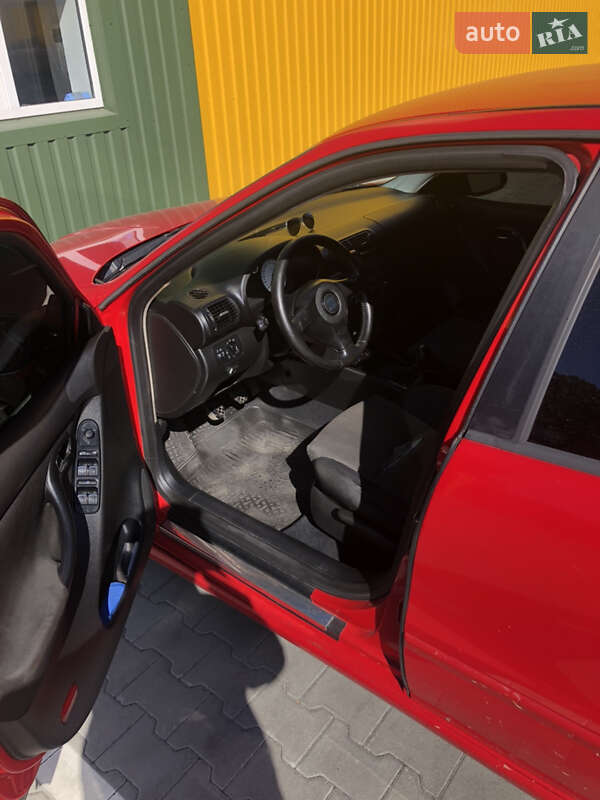 Хэтчбек SEAT Leon 2005 в Вишневом