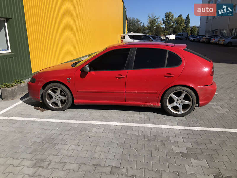 Хэтчбек SEAT Leon 2005 в Вишневом